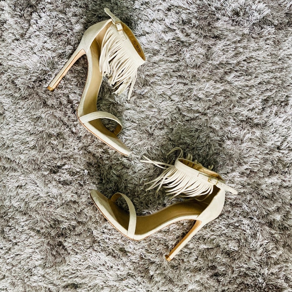 Stuart Weitzman lovefringe suede sandals 💛